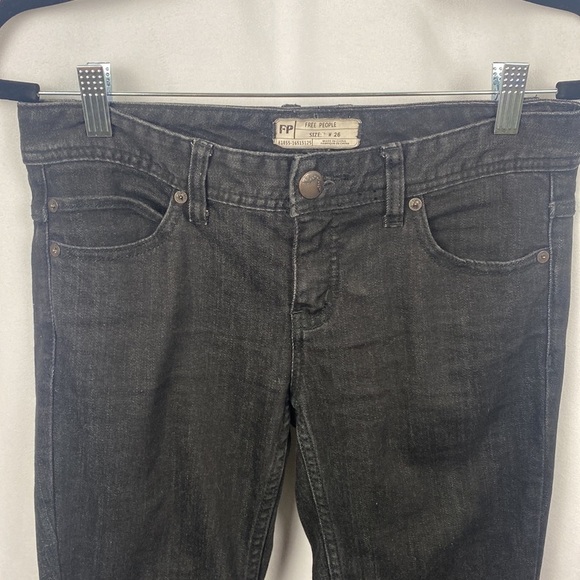Free People Distressed Faded Black Raw Hem Knee Cut Skinny Jeans - Size 26 - Picture 3 of 13